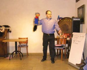 Probe eines Auftritts Teilnehmer mit Bauchrednerpuppe